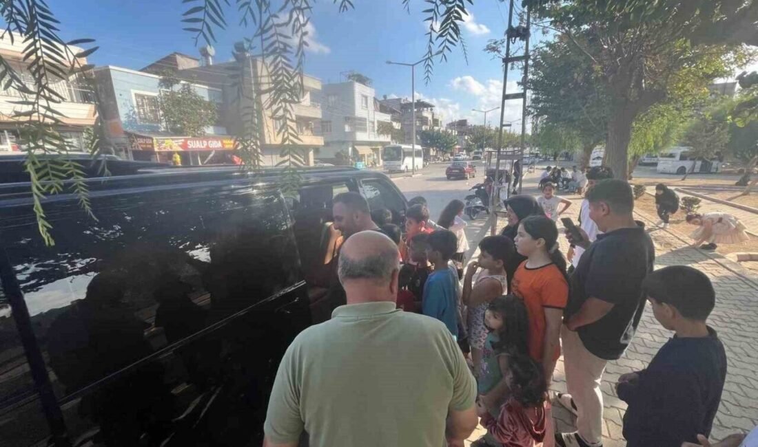 Adanalı hayırsever, 29 Ekim Cumhuriyet Bayramı nedeniyle çocukları unutmayarak onlarca