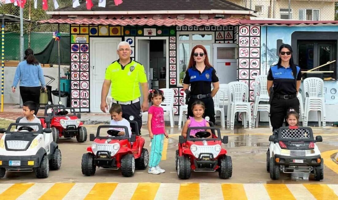 Çocuklara uygulamalı trafik eğitimi Mersin’in Silifke ilçesinde çocuklara akülü araçlarla uygulamalı trafik eğitimi verildi.