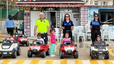 Mersin’in Silifke ilçesinde çocuklara akülü araçlarla uygulamalı trafik eğitimi verildi.