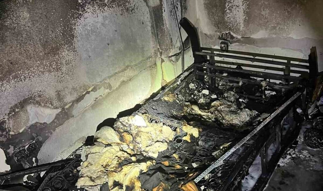 Antalya’nın Manavgat ilçesinde bir evde çıkan yangında daire büyük hasar