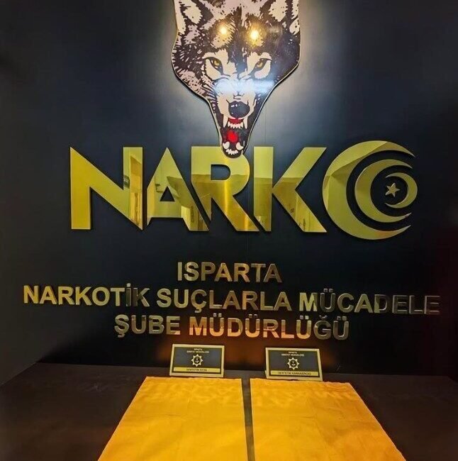 Isparta’nın Sav Beldesi’nde gerçekleştirilen Narkoalan uygulamasında bir araçta sentetik kannabinoid