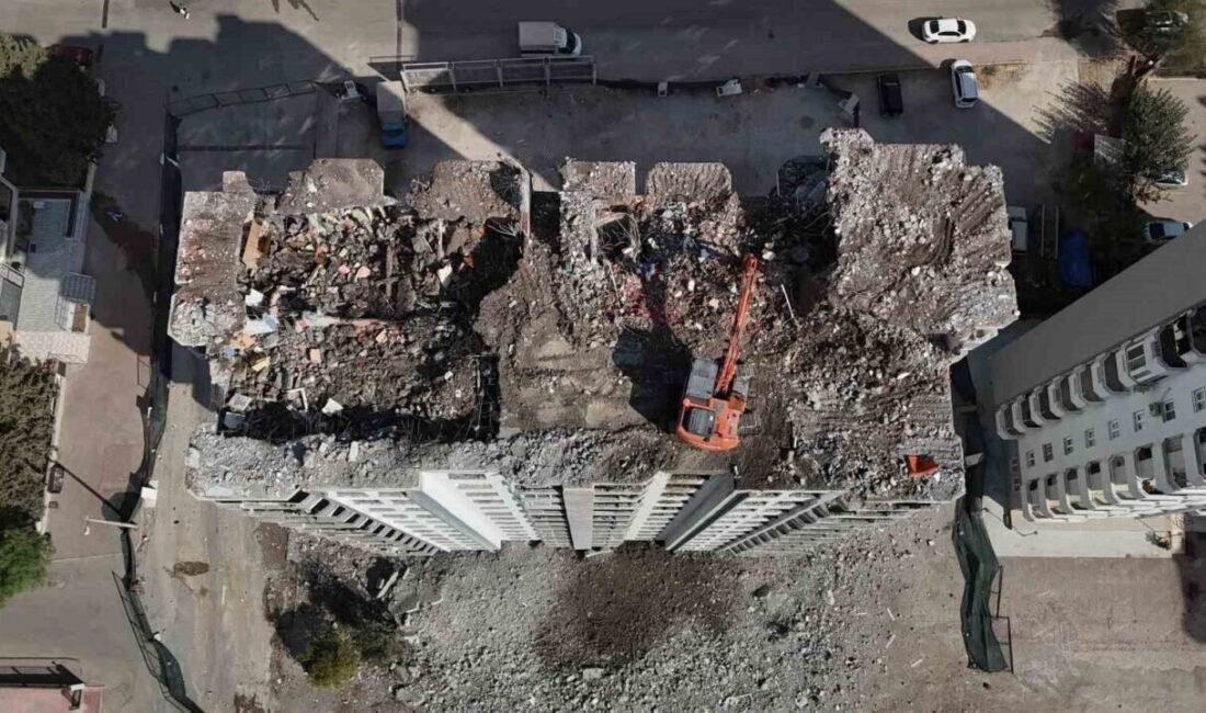 Adana’da depremde hasar gören binaların yıkımı aradan 2,5 yıldan fazla
