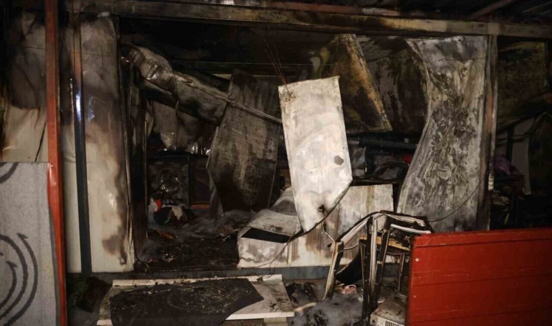 Hatay’da depremzede ailenin yaşadığı konteyner ev, alevlere teslim olarak yangında