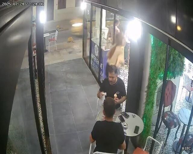 Hatay’da bir işletmede çalışan kadının iş yerinin cam kapısına çarparak