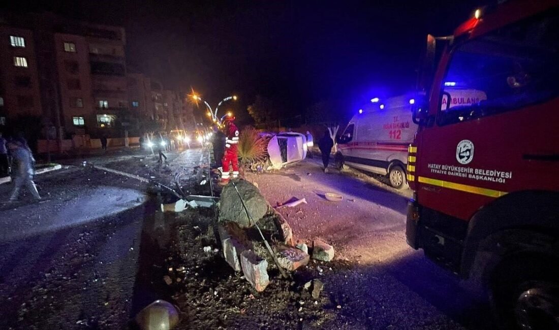 Hatay’da aydınlatma direğine çarparak takla atan otomobilin sürücüsü yaralandı. Kaza;