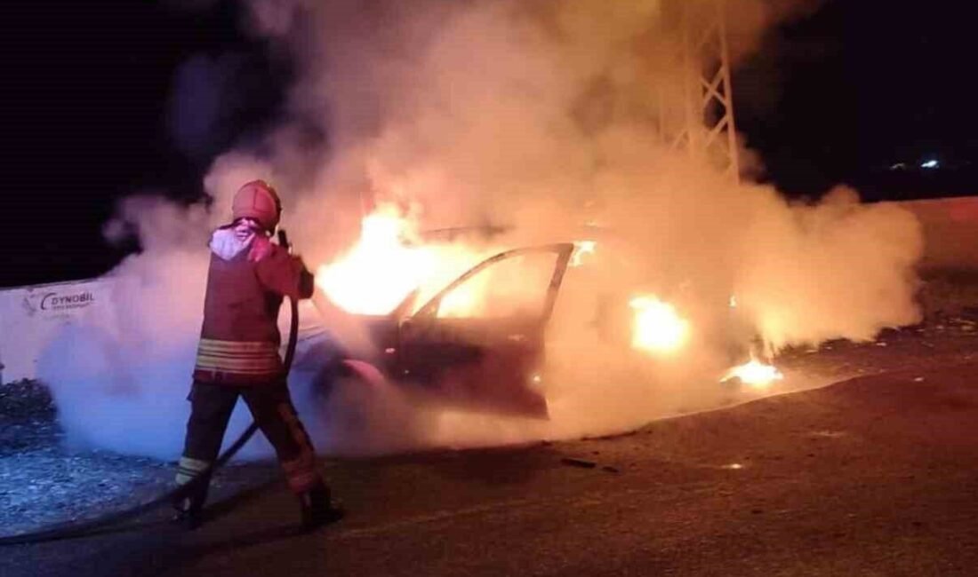 Hatay’da alevlere teslim olan otomobil yanarak kullanılmaz hale geldi. Yangın,