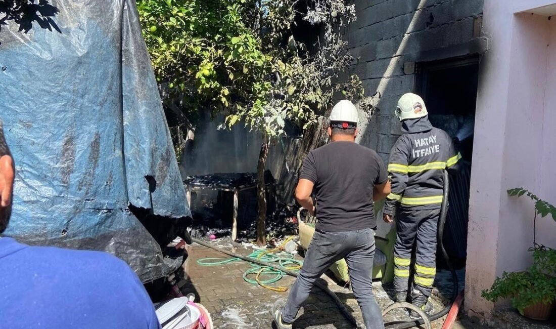 Hatay’da züccaciye deposunda çıkan yangında iş yerinde hasar oluştu. Yangın,