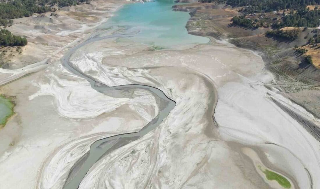 Kahramanmaraş’ta sıcak yaz mevsimi ve yağışların azlığı nedeniyle Menzelet Barajı’ndaki