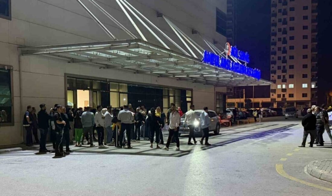 Mersin’in Tarsus ilçesinde düğün salonu önünde babasıyla tartışan şahıslara tabancayla