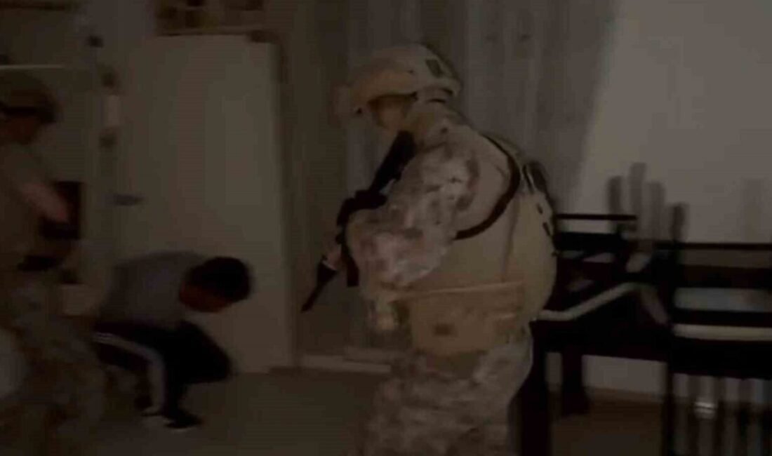 Hatay’da polis ekipleri tarafından bir eve yapılan operasyonda, duvar örülerek