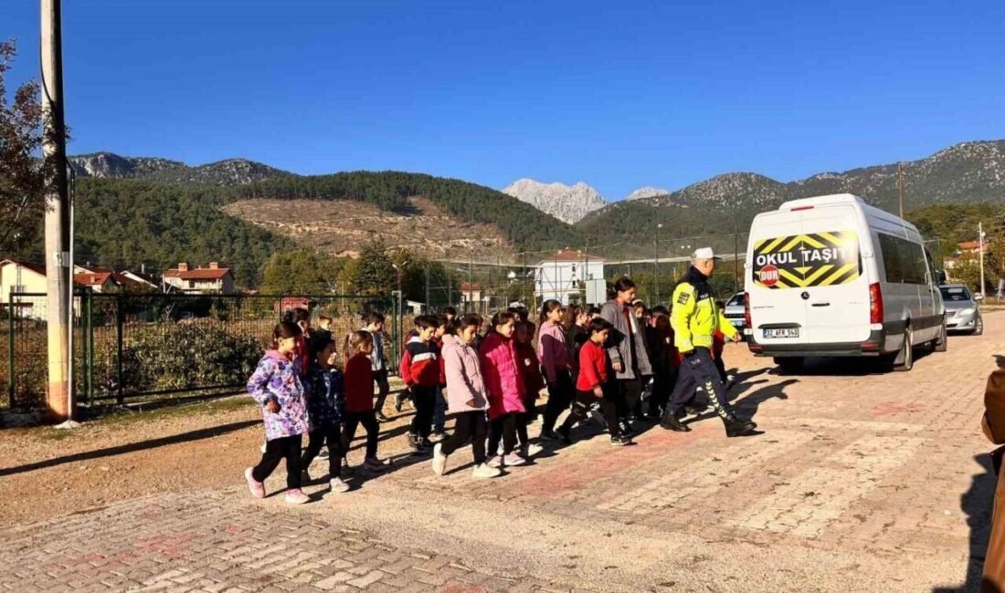 Eğirdir İlçe Jandarma Komutanlığı ekipleri, Yukarı Gökdere Köyü İlköğretim Okulu