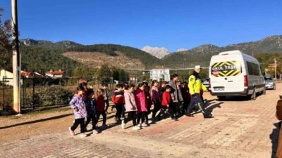 Eğirdir İlçe Jandarma Komutanlığı ekipleri, Yukarı Gökdere Köyü İlköğretim Okulu