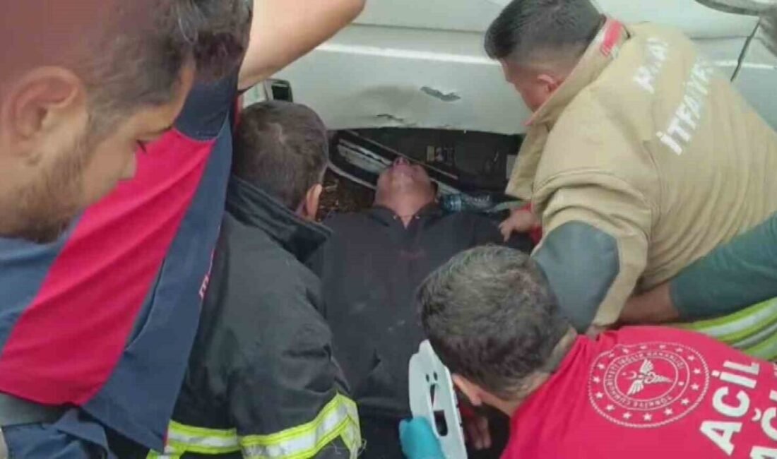 Hatay’da elektrik direğine çarpıp ters dönen minibüste sıkışan şoför ve