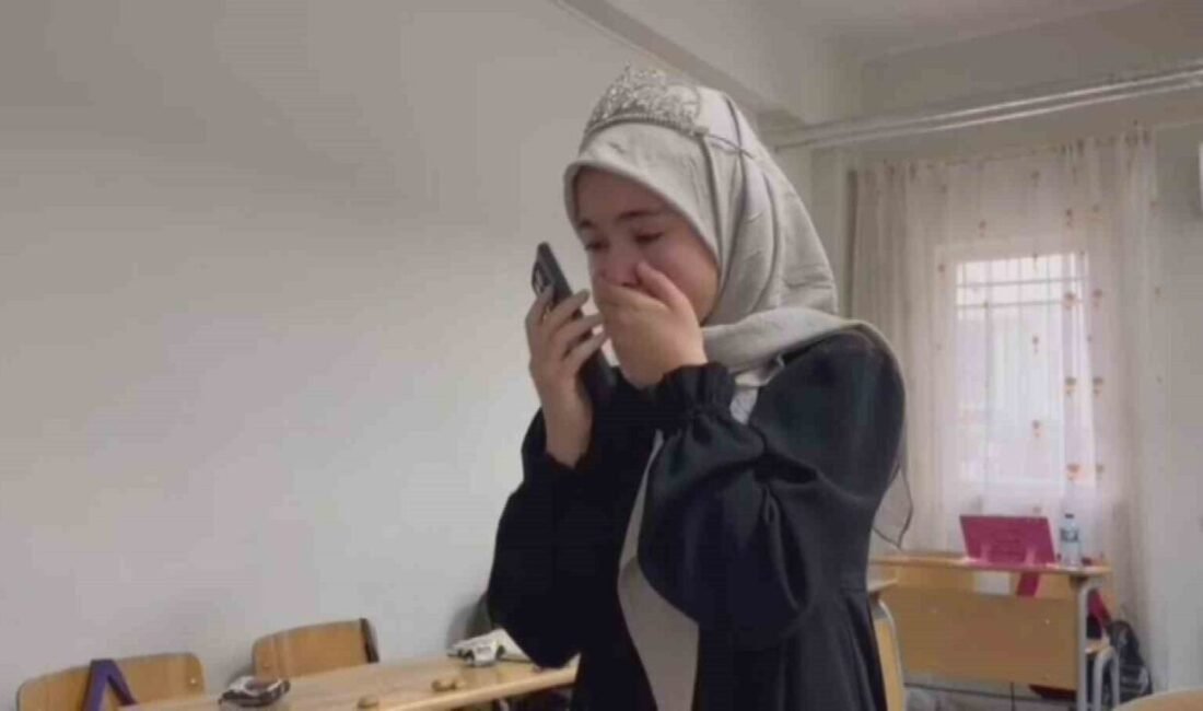 Emeğinin karşılığını alarak hafız olan kız, babasına müjdeli haberi gözyaşları içerisinde verdi Hatay’ın Hassa ilçesinde yaşayan ve iki yıllık eğitimle hafız olmayı