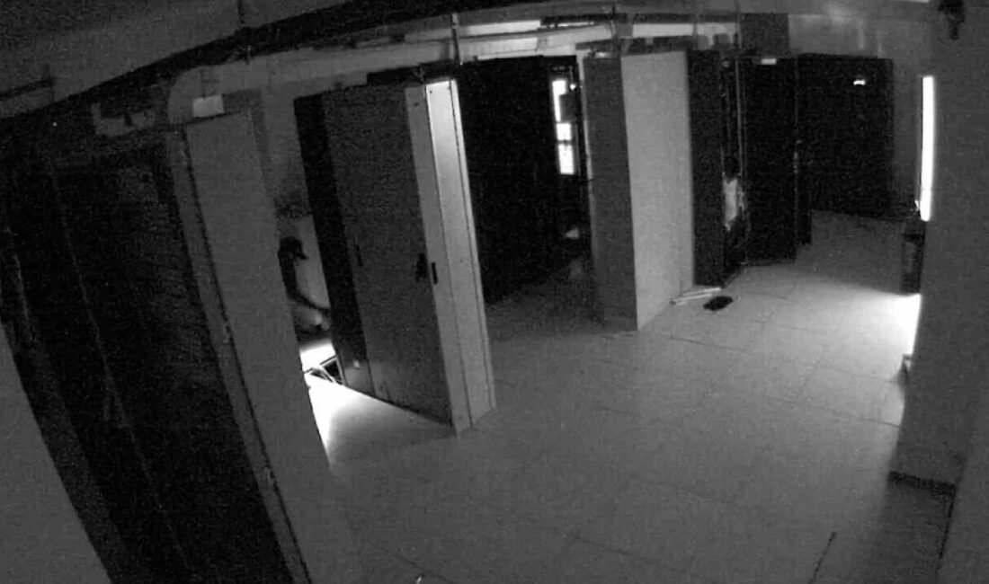 Adana’da güneş enerji santraline giren şüpheliler, 400 metre elektrik kablosu