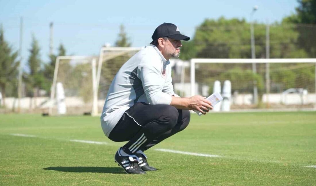 Antalyaspor Teknik Direktörü Erol Bulut, dün gerçekleştirilen imza töreninin ardından