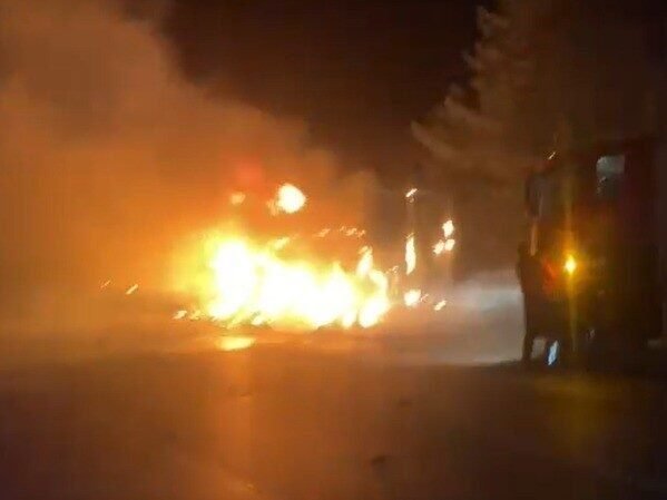 Adana’nın Pozantı ilçesinde otoyolda et yüklü tır dorsesi yandı. Yangın,