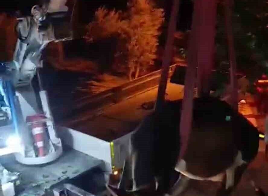 Hatay’da dama çıkarak mahsur kalan inek, itfaiye ekiplerinin operasyonuyla vinçle