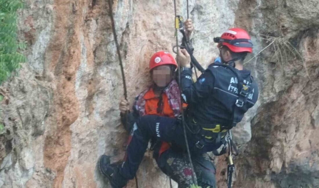 Antalya’da indiği falezlerden yağış nedeniyle geri çıkamayan kadın mahsur kaldı.