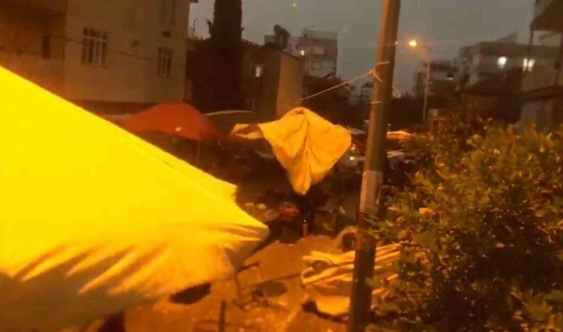 Antalya’nın Serik ilçesinde pazarcı esnafı ve vatandaşlar, aniden bastıran fırtınalı