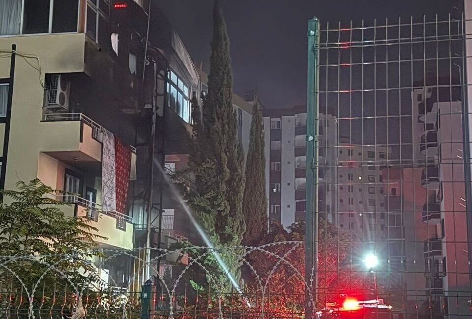 Adana’da Furkan Vakfı’na ait kız yurdunda çıkan yangın, itfaiye ekipleri