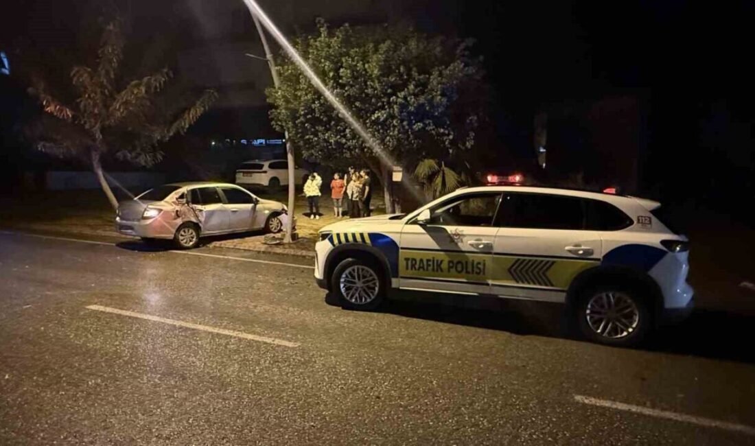 Antalya’nın Gazipaşa ilçesinde yoldan çıkıp kaldırım üzerindeki ağaçlara çarpan otomobilin