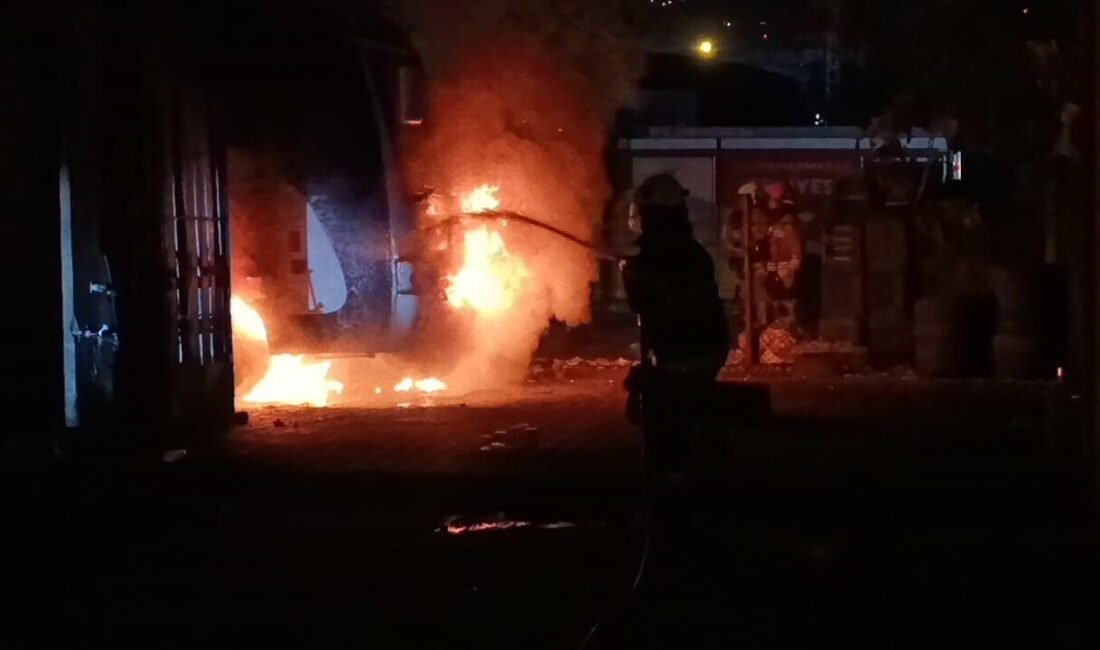 Kahramanmaraş’ta park halindeki bir otobüs alev alev yanarak kullanılamaz hale