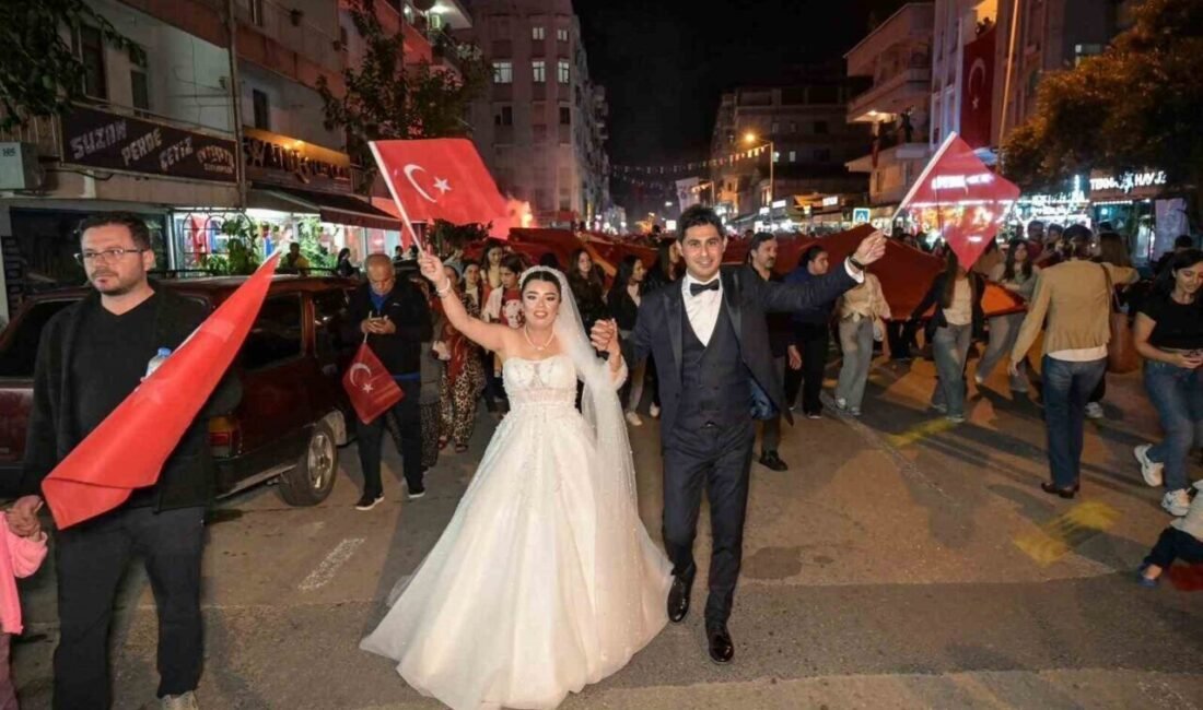 Antalya’nın Demre ilçesinde gece fener alayına katılan gelinle damat, ardından