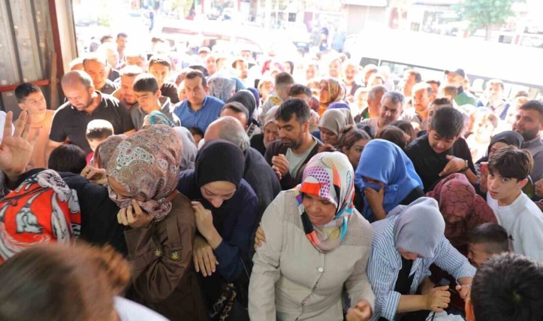 Kahramanmaraş’ta bir giyim mağazasında yapılan indirim kampanyası izdihama neden oldu.