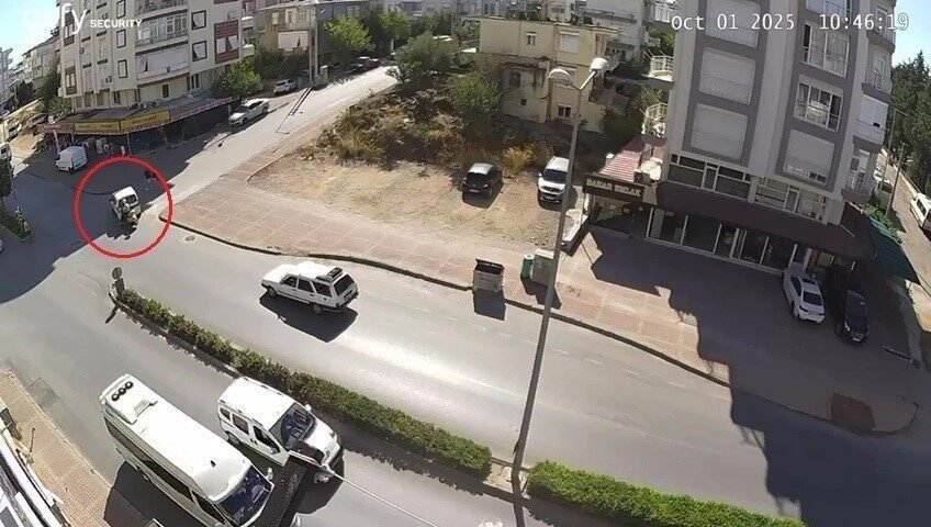 Antalya’nın Manavgat ilçesinde kavşak sisteminde motosikletle hafif ticari aracın çarpışması