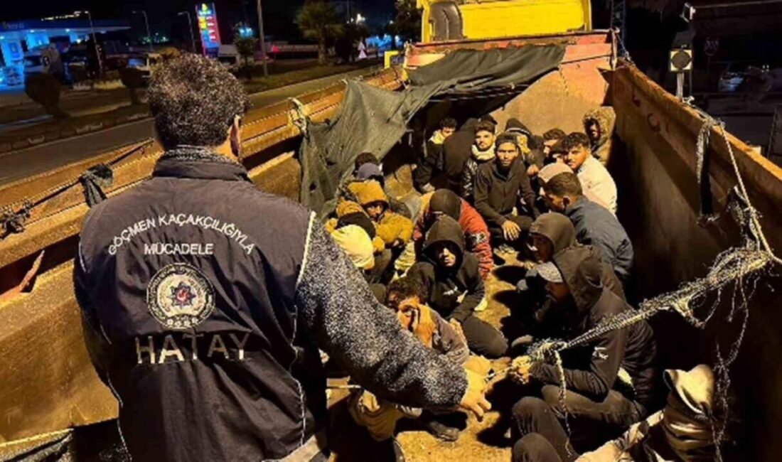 Hatay’da brandayla kapattıkları hafriyat kamyonu kasasında 28 kaçak göçmeni taşıyan