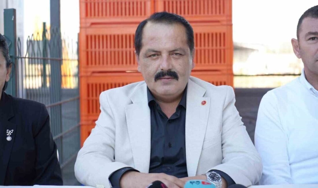 Antalya’da Halk Ekmek fabrikasında çalışanların ekmek teknesine ayakla bastığı, yerden