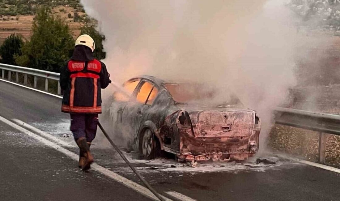 Mersin’in Tarsus-Çamlıyayla karayolunda hareket halindeki otomobil alev alev yandı. Edinilen