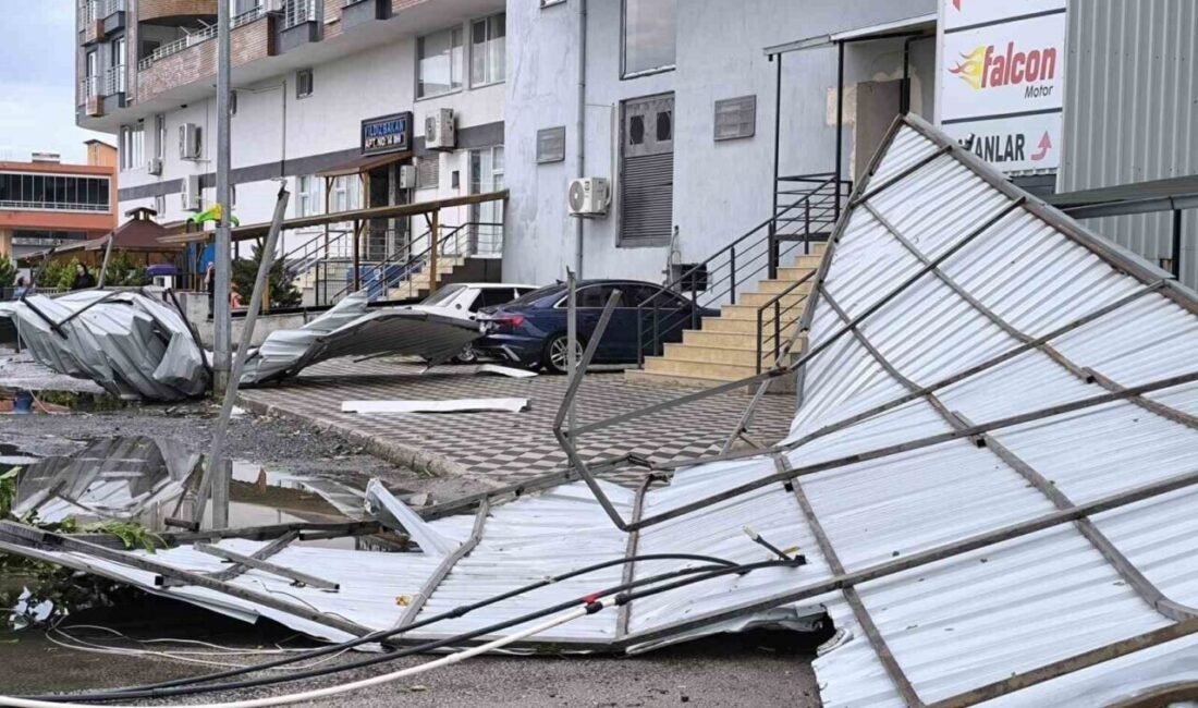 Hatay’da yağışlı havayla birlikte etkili olan fırtınada uçan, binanın çatısı