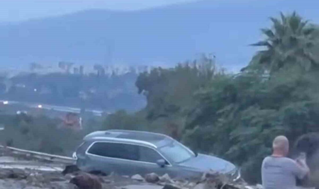 Hatay’da etkili olan yağışla birlikte yaşanan heyelan otoyolu kapattı. Toprakkale-İskenderun