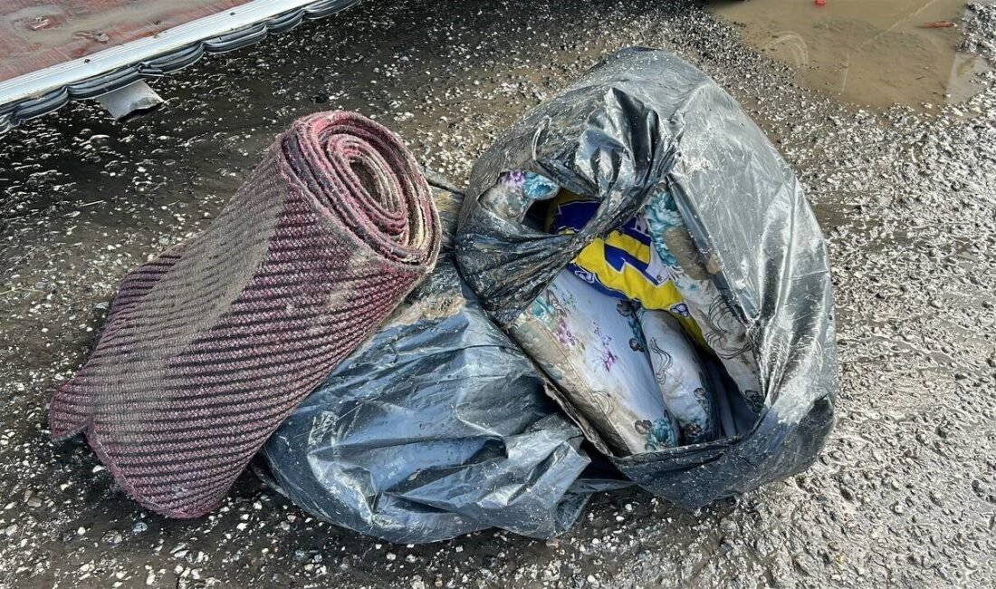 Hatay’ın Payas ilçesinde şiddetli yağış nedeniyle minibüste mahsur kalan 25