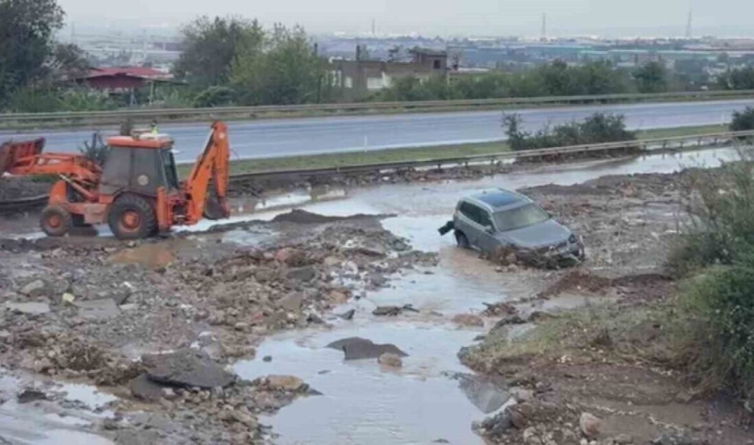 Hatay’da heyelan nedeniyle kapanan Toprakkale-İskenderun Otoyolu’nun Payas ilçesi mevkiinde mahsur