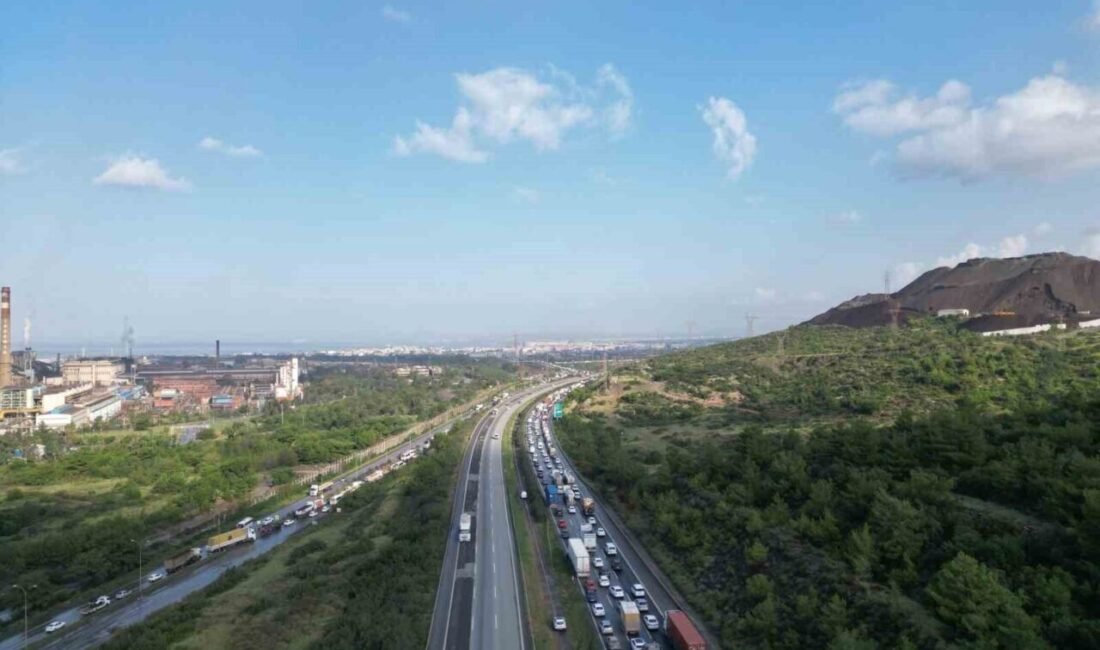 Hatay’da heyelan nedeniyle kapanan Toprakkale-İskenderun Otoyolu’nda oluşan kilometrelerce uzunluğundaki araç