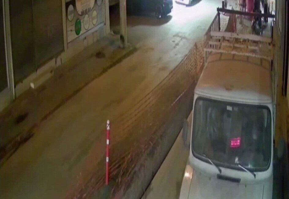 Adana’da sokak ortasında iki grup arasında çıkan tekme ve yumruklu