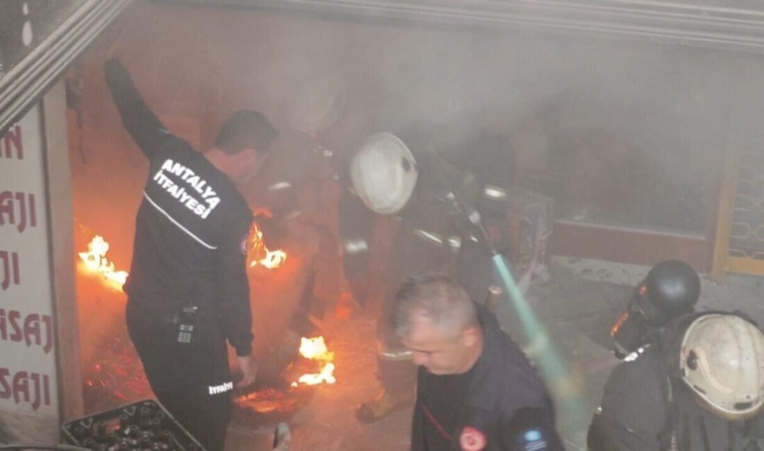 Antalya’da 5 katlı bir iş hanında müzik aletleri satılan iş