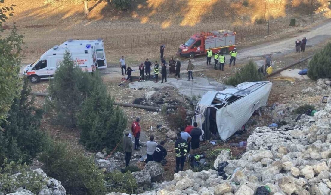Mersin’in Erdemli ilçesinde tarım isçilerini taşıyan minibüs şarampole devrildi. Kazada