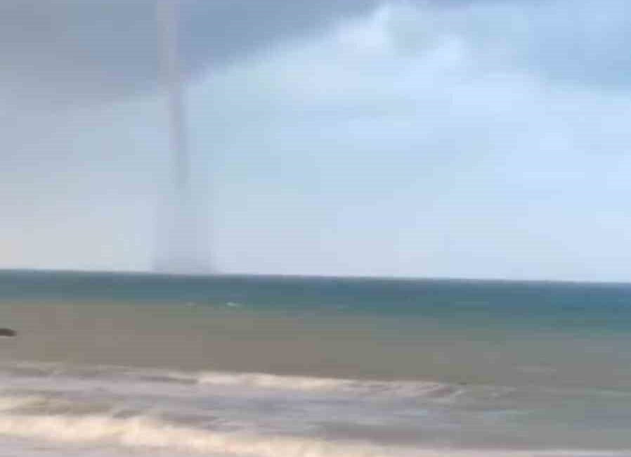 Hatay’ın İskenderun Körfezi’nde deniz üzerinde oluşan hortum, vatandaşlar tarafından cep