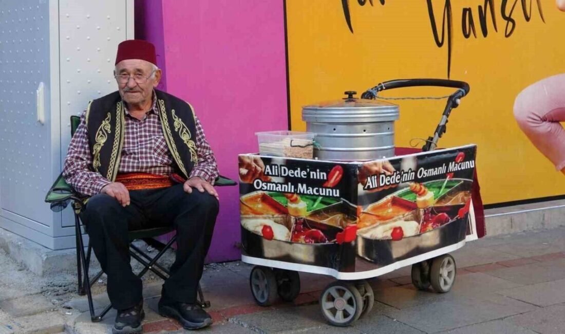 Isparta’da 11 yaşından bu yana sokaklarda Osmanlı macunu satan 76