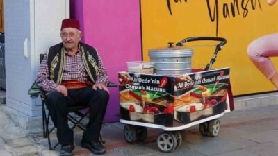 Isparta’da 11 yaşından bu yana sokaklarda Osmanlı macunu satan 76