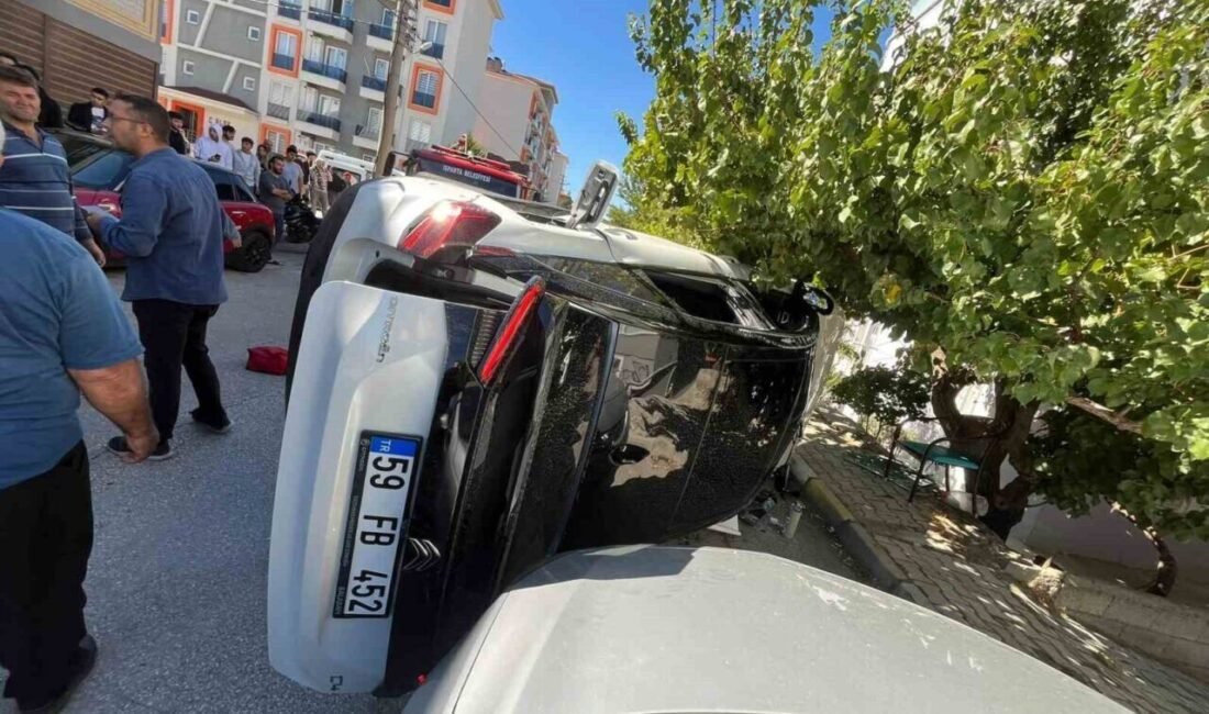 Isparta’da iki otomobil ve motosikletin karıştığı kazada 5 kişi yaralandı.