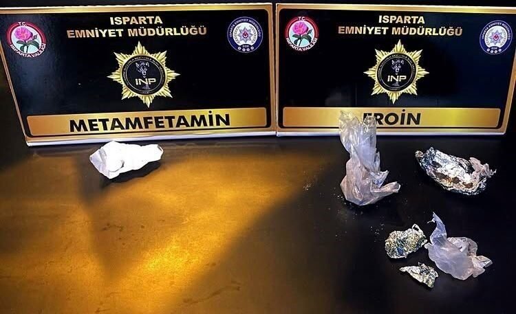 Isparta’da polis ekiplerinin düzenlediği iki ayrı operasyonda uyuşturucu madde, silah