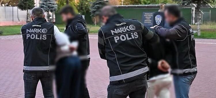 Isparta’da polis ekiplerince gerçekleştirilen uyuşturucu operasyonunda 1,30 gram metamfetamin ele