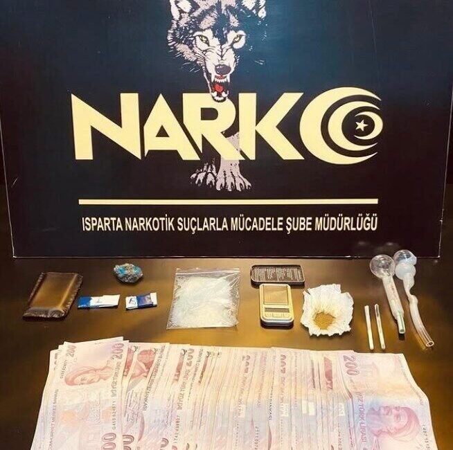 Isparta’da polis ekiplerinin düzenlediği 2 ayrı operasyonda metamfetamin, bonzai, esrar