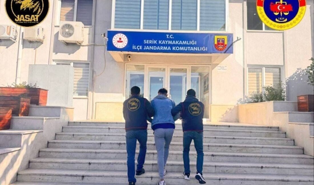 Antalya’da JASAT ekipleri, son üç günde aranan 208 kişiyi yakalayarak