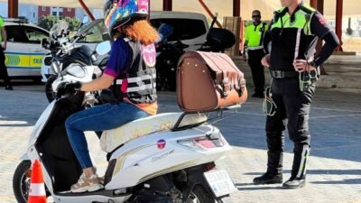 Mersin’in Silifke ilçesinde polis, kadın motosiklet sürücülerine teorik ve uygulamalı
